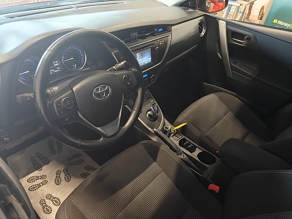 Toyota Auris 9 of 15