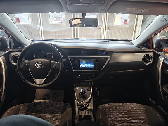 Toyota Auris 12 of 15
