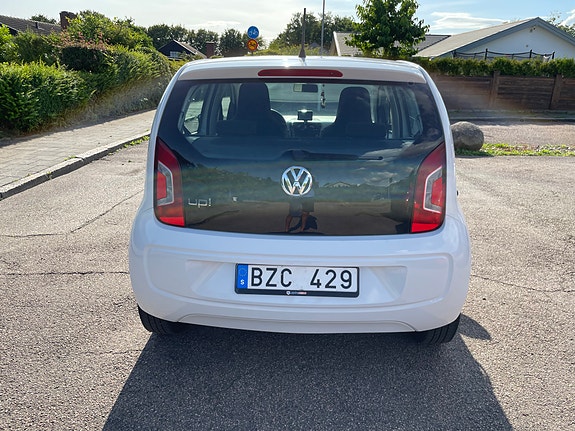 Volkswagen UP! 2 of 5