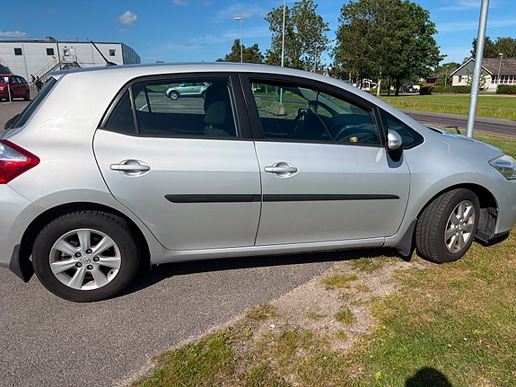 Toyota Auris 2 of 9