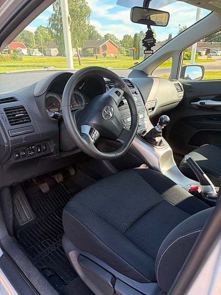 Toyota Auris 7 of 9