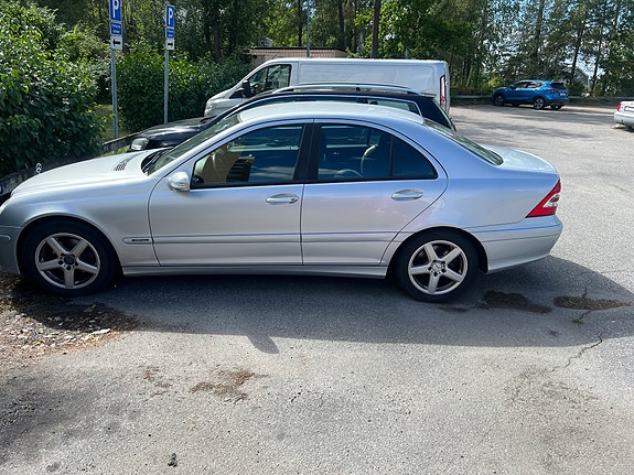 Mercedes-Benz C180 4 of 7