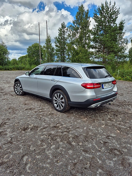 Mercedes-Benz E220 d 2 of 14