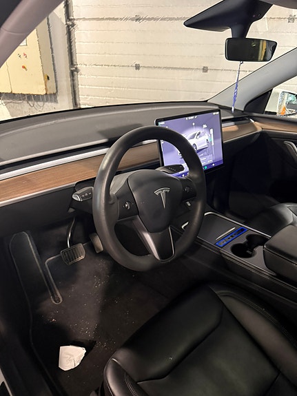 Tesla Model Y 5 of 6