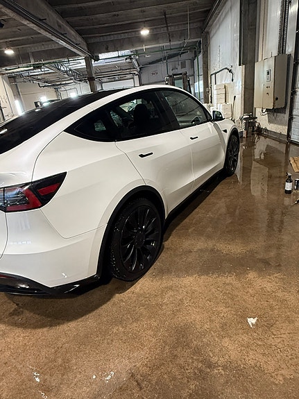 Tesla Model Y 3 of 6