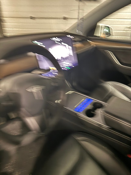 Tesla Model Y 4 of 6