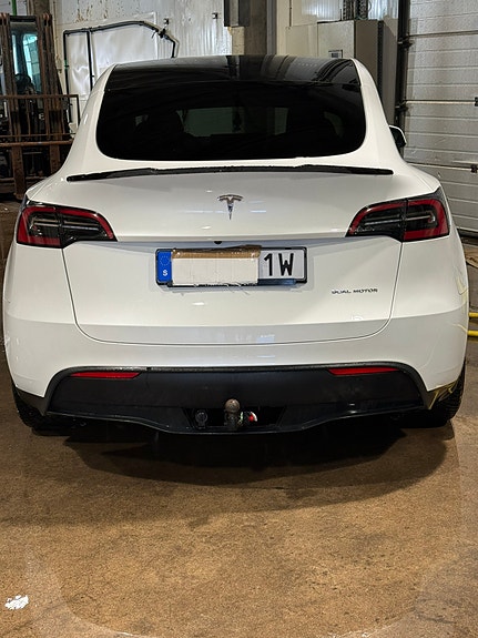 Tesla Model Y 6 of 6