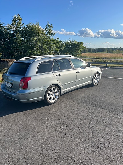 Toyota Avensis 2 of 5