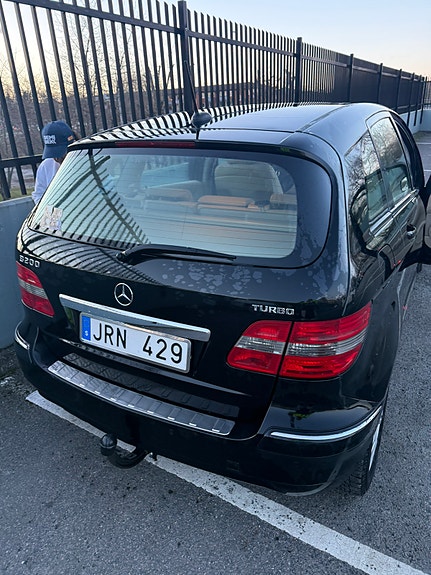 Mercedes-Benz B200 3 of 4