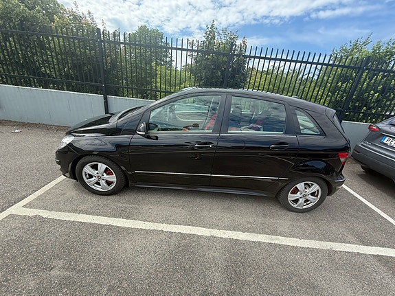 Mercedes-Benz B200 2 of 4