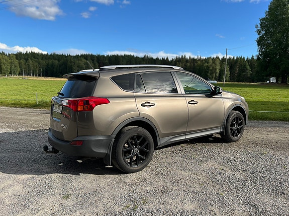 Toyota RAV4 3 of 7