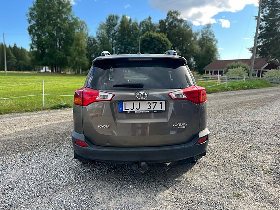 Toyota RAV4 4 of 7