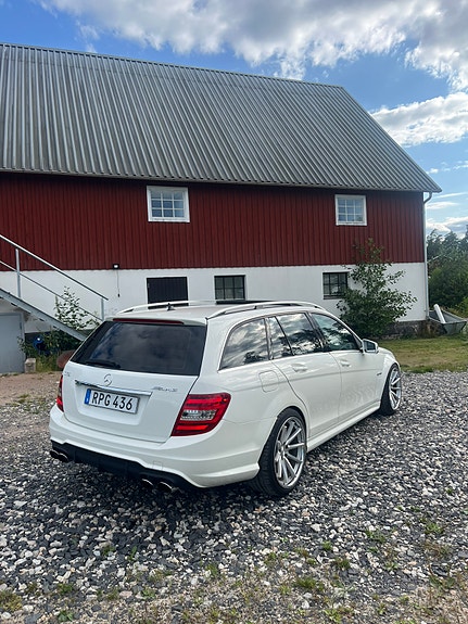 Mercedes-Benz C63 3 of 7