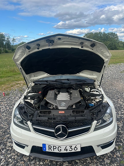 Mercedes-Benz C63 4 of 7