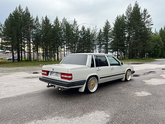 Volvo 740 3 of 7