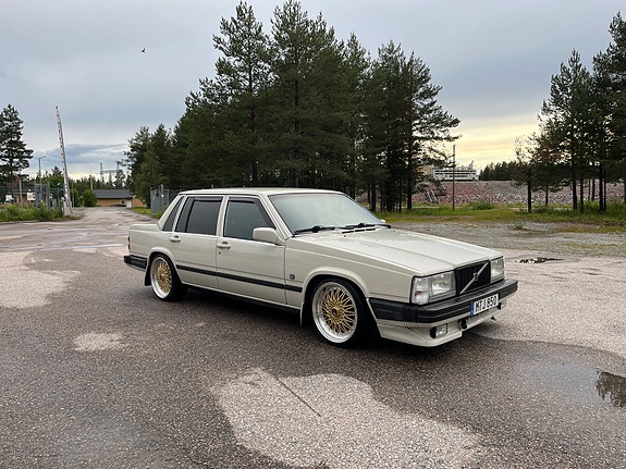 Volvo 740 2 of 7