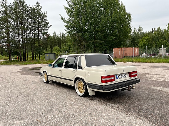 Volvo 740 4 of 7