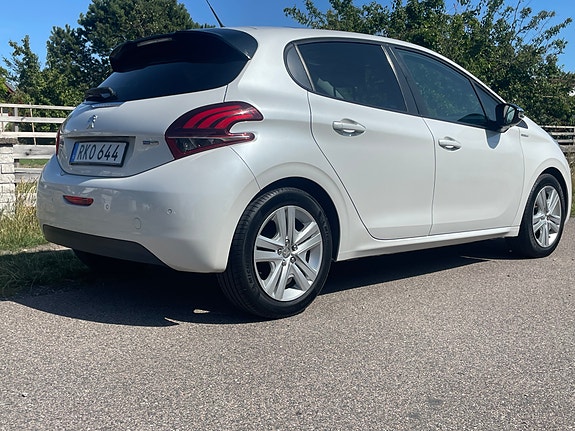 Peugeot 208 3 of 9