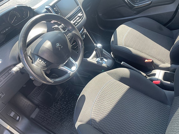 Peugeot 208 5 of 9