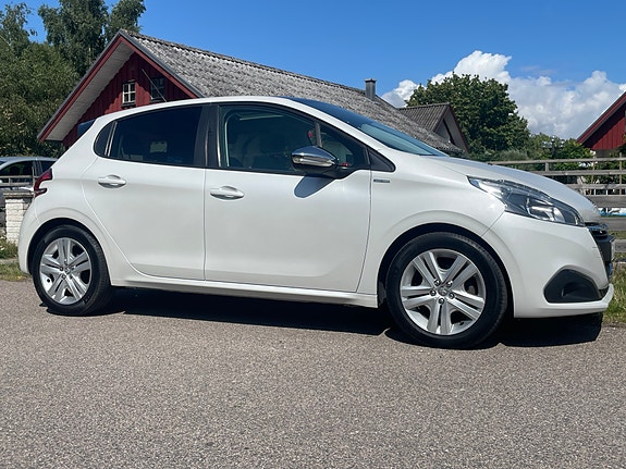Peugeot 208 2 of 9