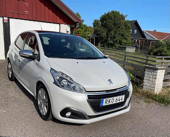 Peugeot 208 4 of 9