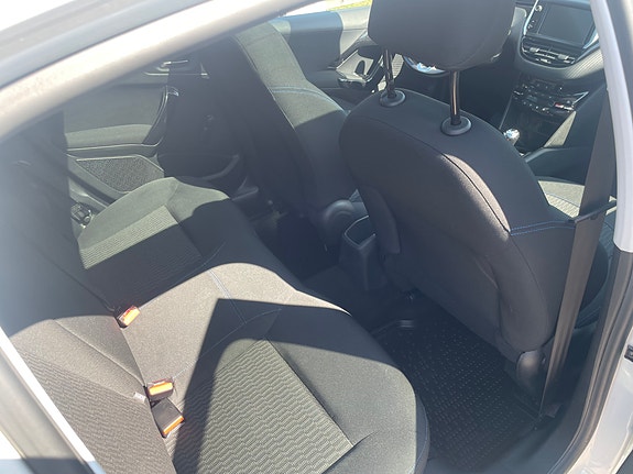 Peugeot 208 8 of 9