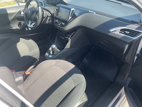 Peugeot 208 7 of 9