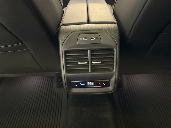 Volkswagen Passat 19 of 23
