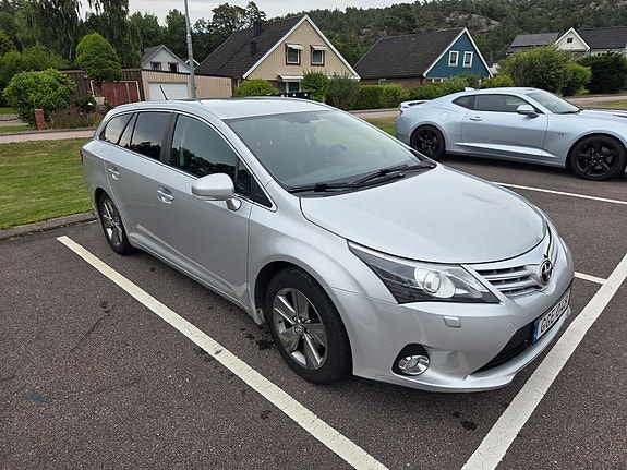Toyota Avensis 2 of 4