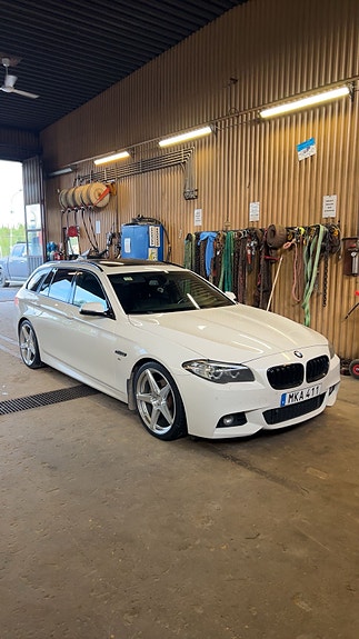 BMW 520d 2 of 5