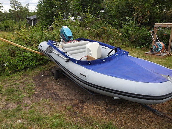Äldre tysk RIB/gummibåt med ratt och 25hk Yamaha utombordare 3 of 5
