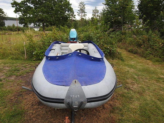 Äldre tysk RIB/gummibåt med ratt och 25hk Yamaha utombordare 4 of 5
