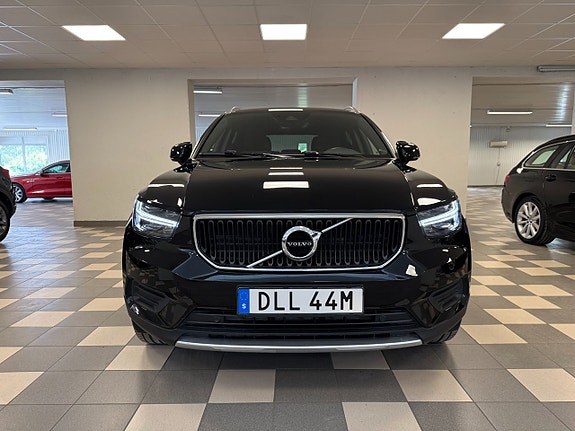 Volvo XC40 2 of 19