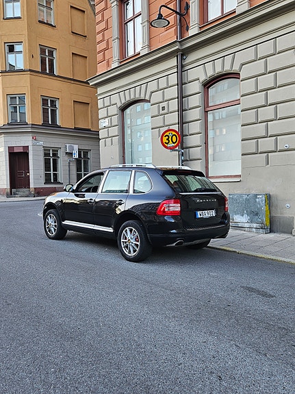 Porsche Cayenne 2 of 10