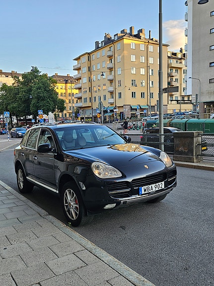 Porsche Cayenne 3 of 10