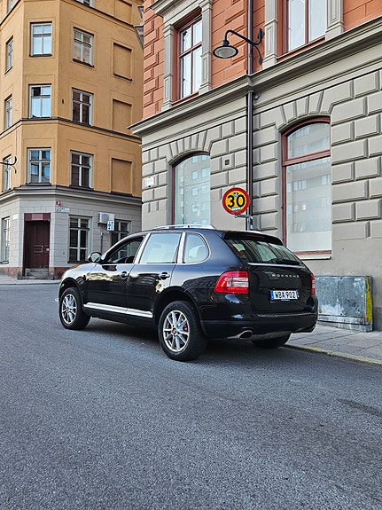 Porsche Cayenne 4 of 10
