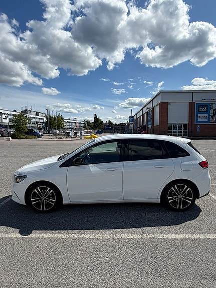 Mercedes-Benz B180 2 of 7