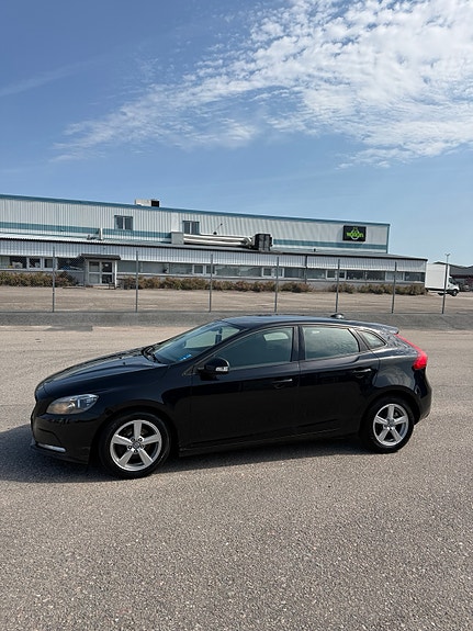 Volvo V40 2 of 6