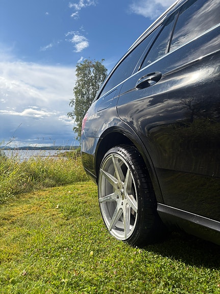 Mercedes-Benz E220 3 of 5