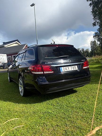 Mercedes-Benz E220 2 of 5