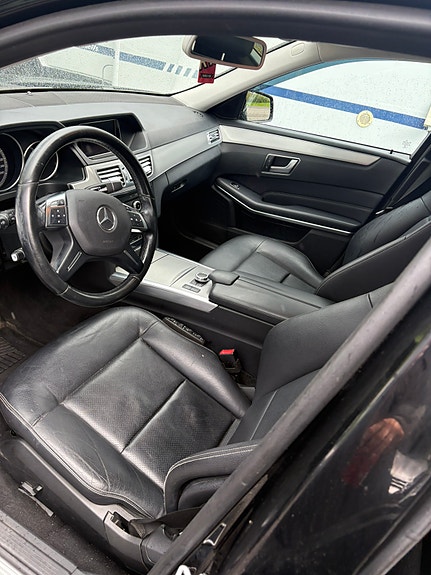 Mercedes-Benz E220 4 of 5