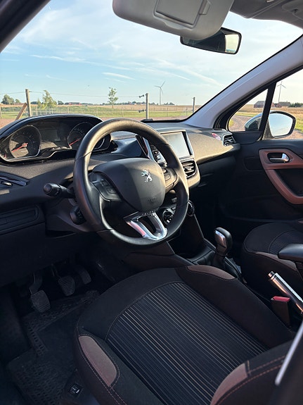 Peugeot 208 3 of 3