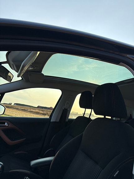 Peugeot 208 2 of 3