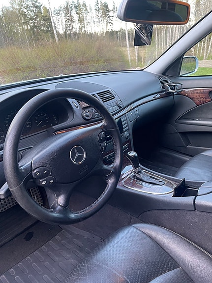 Mercedes-Benz E200 9 of 9