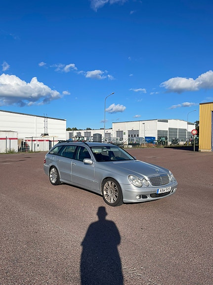 Mercedes-Benz E200 2 of 9