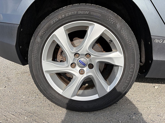 Volvo V40 Cross Country 12 of 25