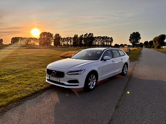 Volvo V90 2 of 5