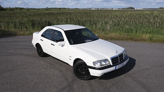 Mercedes-Benz C180 3 of 10