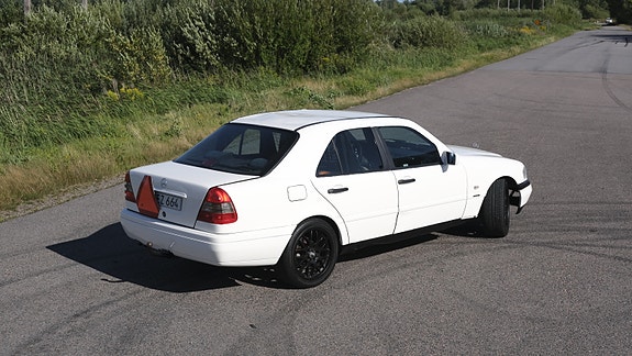 Mercedes-Benz C180 2 of 10