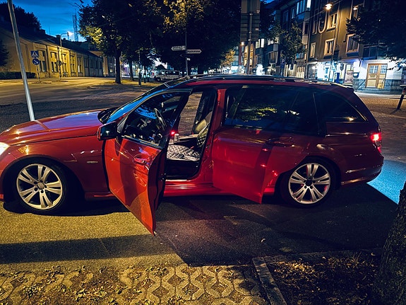 Mercedes-Benz C200 9 of 12